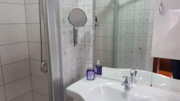 Doppelzimmer | Badezimmer | Kostenlose Toilettenartikel, Haartrockner