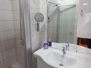 Quarto casal | Banheiro | Produtos de toalete grátis, secador de cabelo