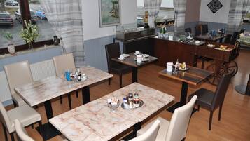 Petit déjeuner buffet (7 EUR par personne)