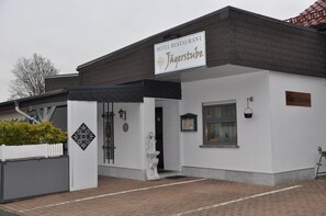 A hotel restaurant named "Jägerstube" with a white exterior, a black awning, and a signboard. - Hotel Jägerstube (Gorgeshausen)