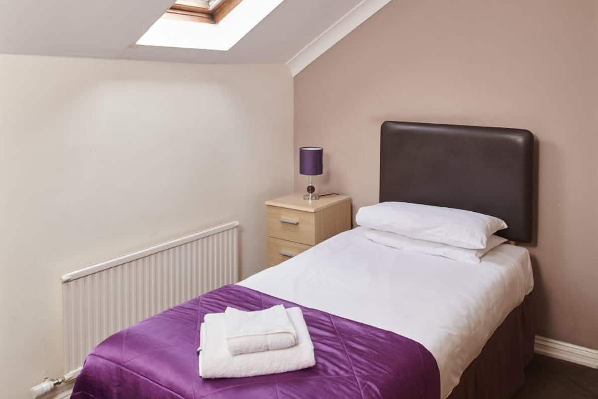 Single Room, Ensuite | Hypo-allergenic bedding available, desk, iron/ironing board (on request)