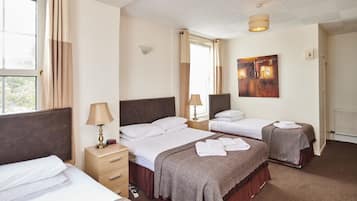 Biancheria da letto ipoallergenica, una scrivania, ferro/asse da stiro
