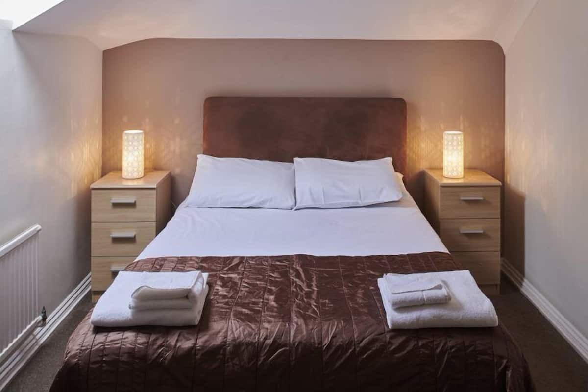 Double Room, Ensuite | Hypo-allergenic bedding available, desk, iron/ironing board (on request)