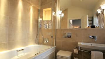 Habitación doble superior, baño en la habitación | Baño