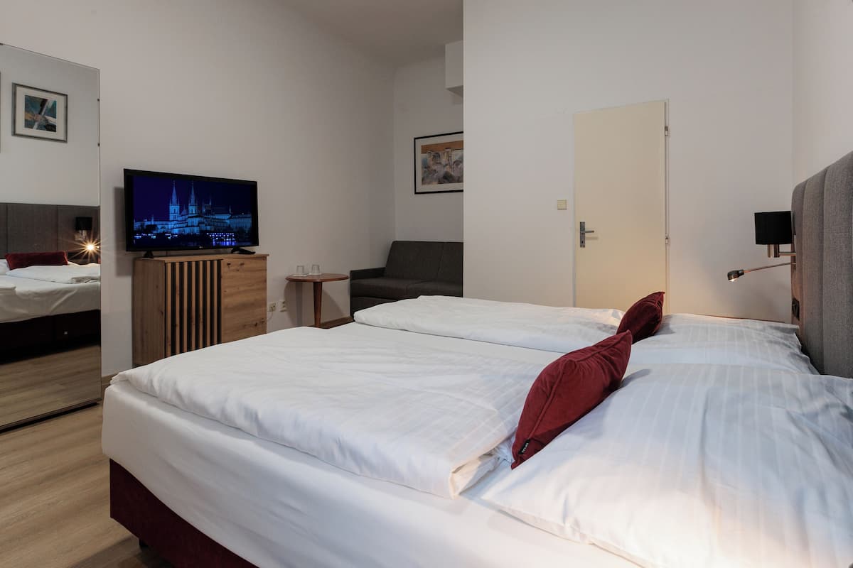 Double Room | Hypo-allergenic bedding available, WiFi (free), bed sheets