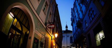 Fachada del alojamiento - Noche