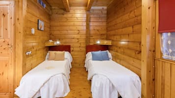 Ropa de cama de alta calidad y caja de seguridad en la habitación
