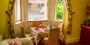 雪櫃、微波爐 (按要求提供)、咖啡機/沖茶器