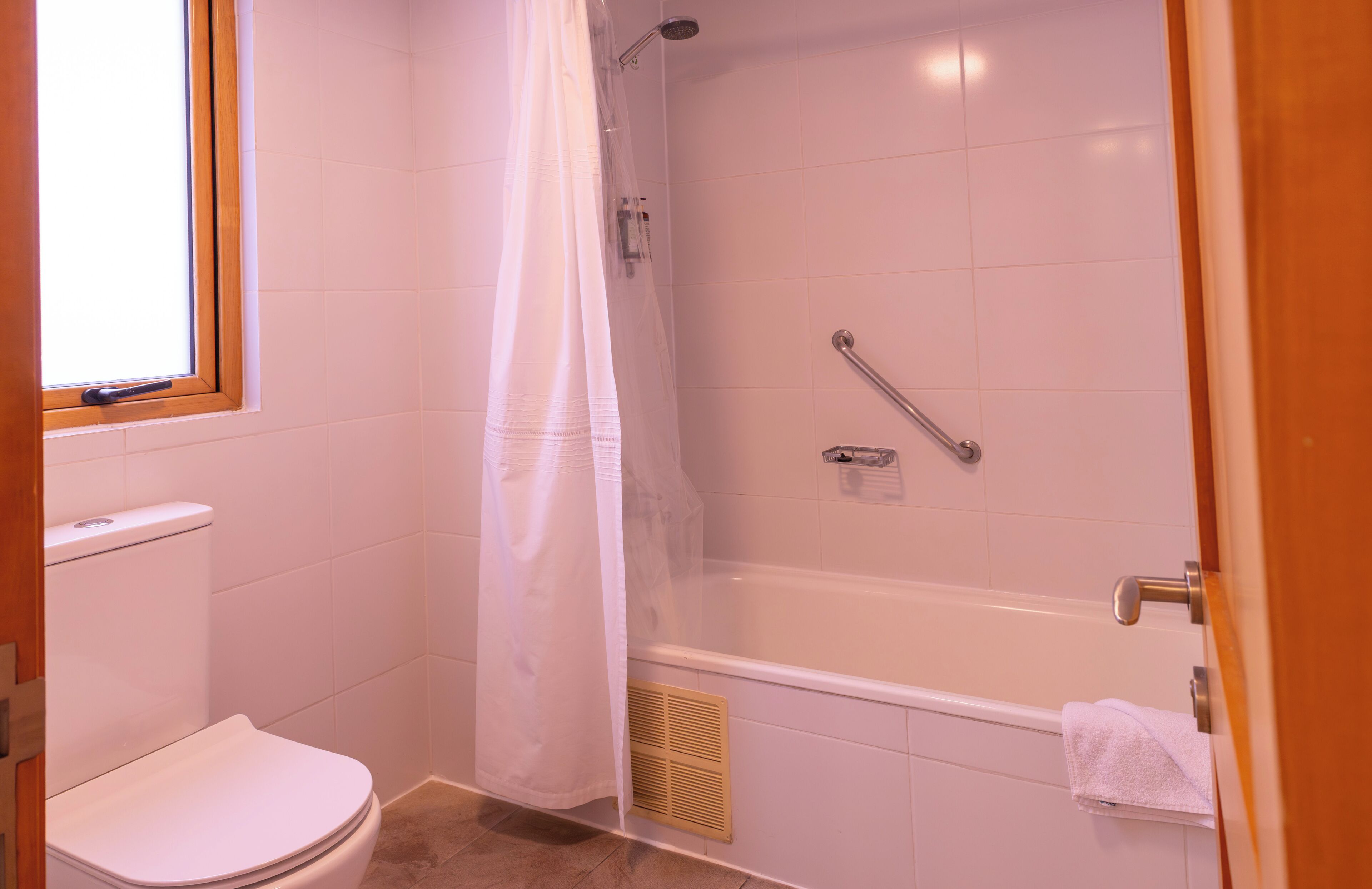 A bathroom with a toilet, shower, and bathtub.