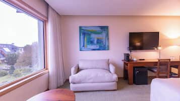 Standard Room, Non Smoking | Minibar, in-room safe, soundproofing, free WiFi