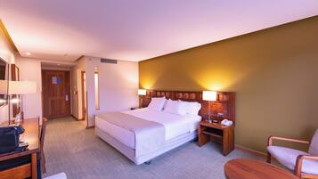 Standard Room, Non Smoking | Minibar, in-room safe, soundproofing, free WiFi