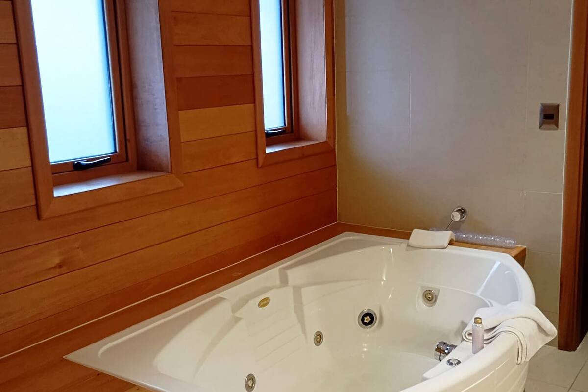 presidential suite, 1 king bed, non smoking | bathroom | shower, hair dryer, towels