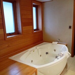 Suite presidencial, 1 cama King size, para no fumadores | Baño | Regadera, secadora de cabello, toallas 