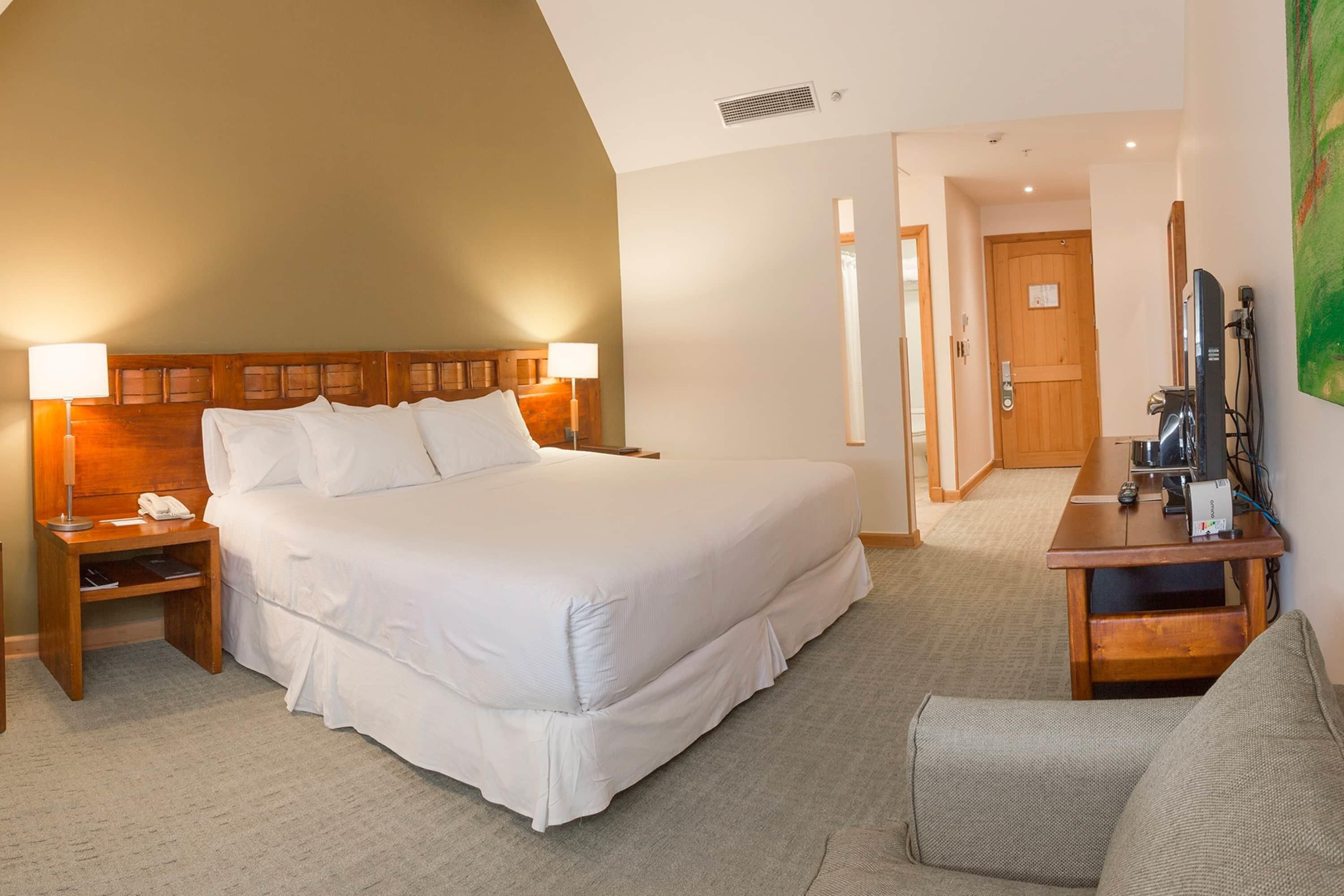 Minibar, in-room safe, soundproofing, free WiFi