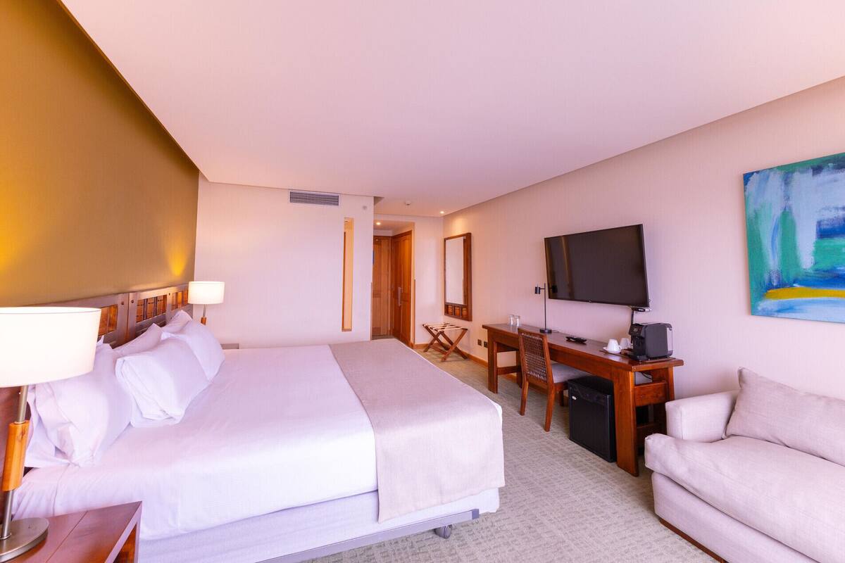 Minibar, in-room safe, soundproofing, free WiFi