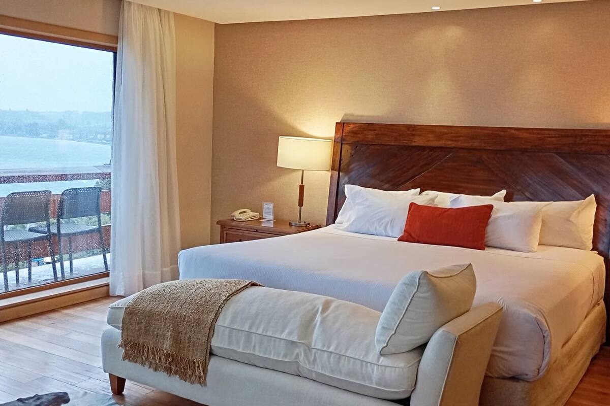 presidential suite, 1 king bed, non smoking | minibar, in-room safe, soundproofing, free wifi