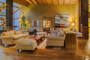 Lobby - Wyndham Puerto Varas Pettra (Puerto Varas)