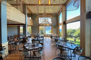 Menyajikan masakan lokal