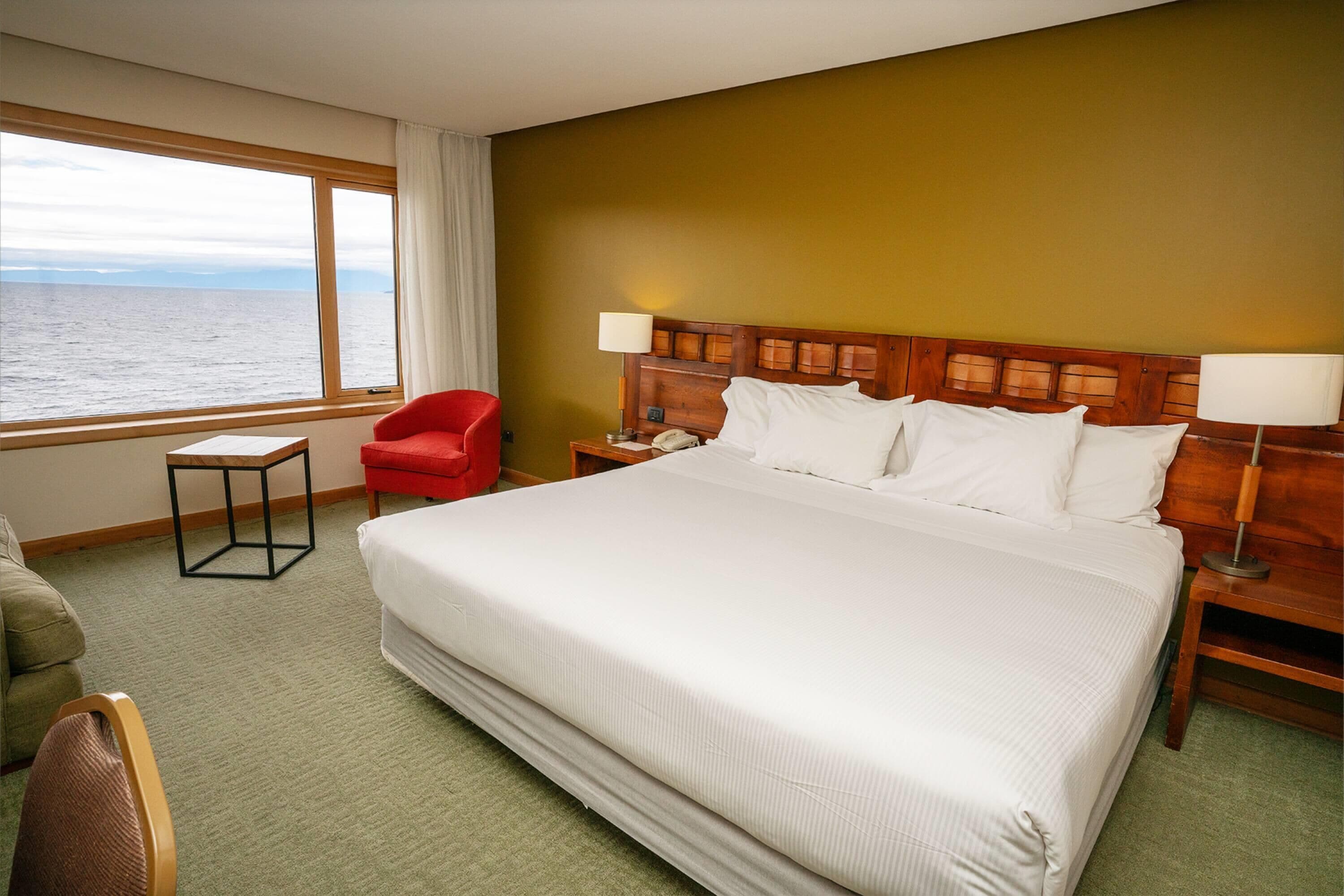 Deluxe Room, Non Smoking | Minibar, in-room safe, soundproofing, free WiFi