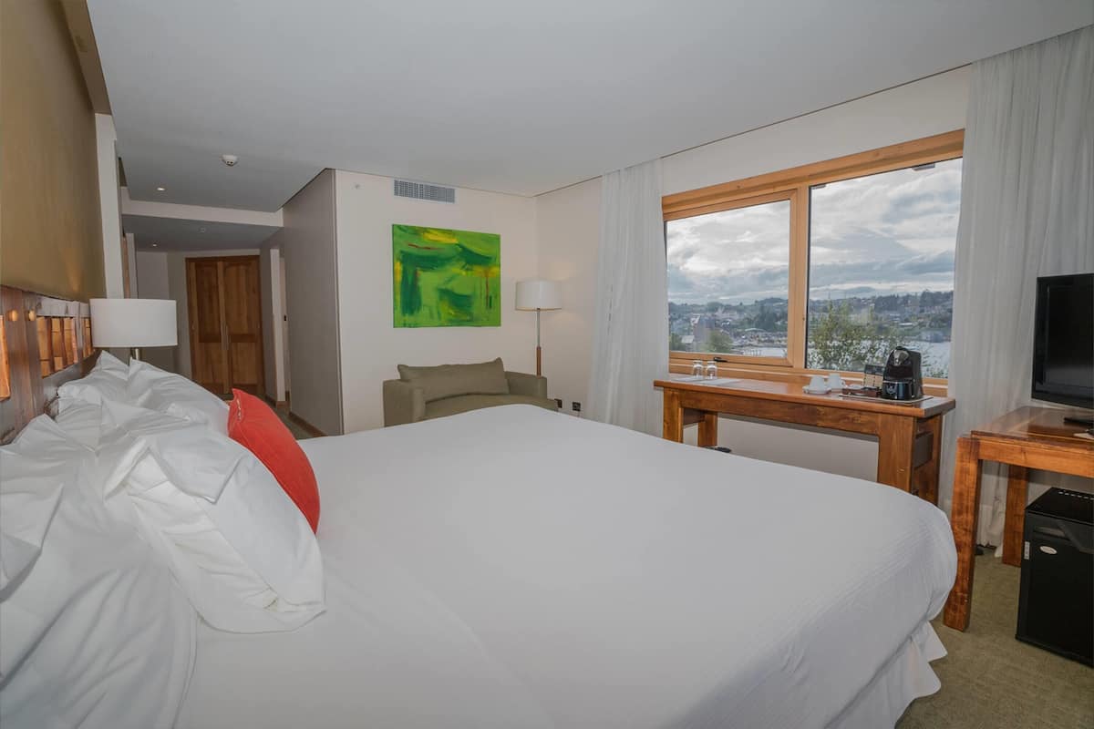 Suite, 1 King Bed, Non Smoking | Minibar, in-room safe, soundproofing, free WiFi