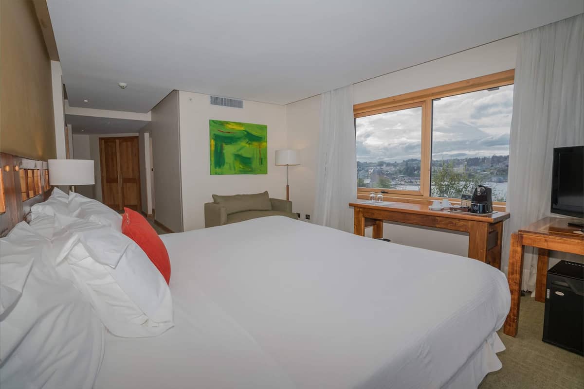 Suite, 1 King Bed, Non Smoking | Minibar, in-room safe, soundproofing, free WiFi