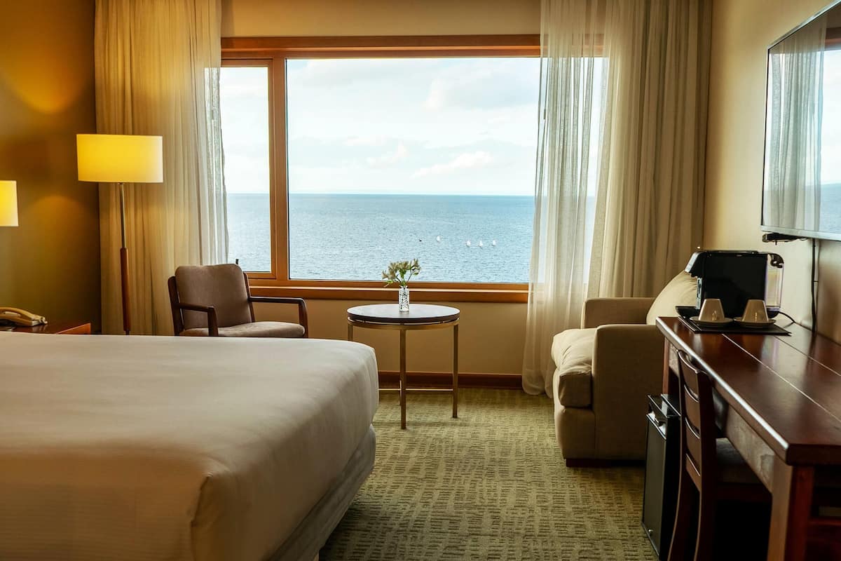 Superior Room, Non Smoking | Minibar, in-room safe, soundproofing, free WiFi