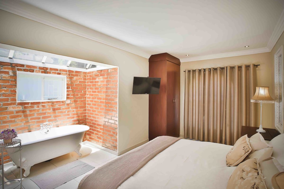 Phòng Suite Junior | Bộ đồ giường cao cấp, két bảo mật tại phòng, bàn, phòng cách âm 