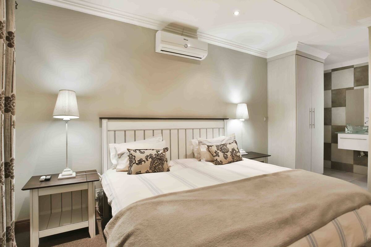 House Carlton | Bộ đồ giường cao cấp, két bảo mật tại phòng, bàn, phòng cách âm 