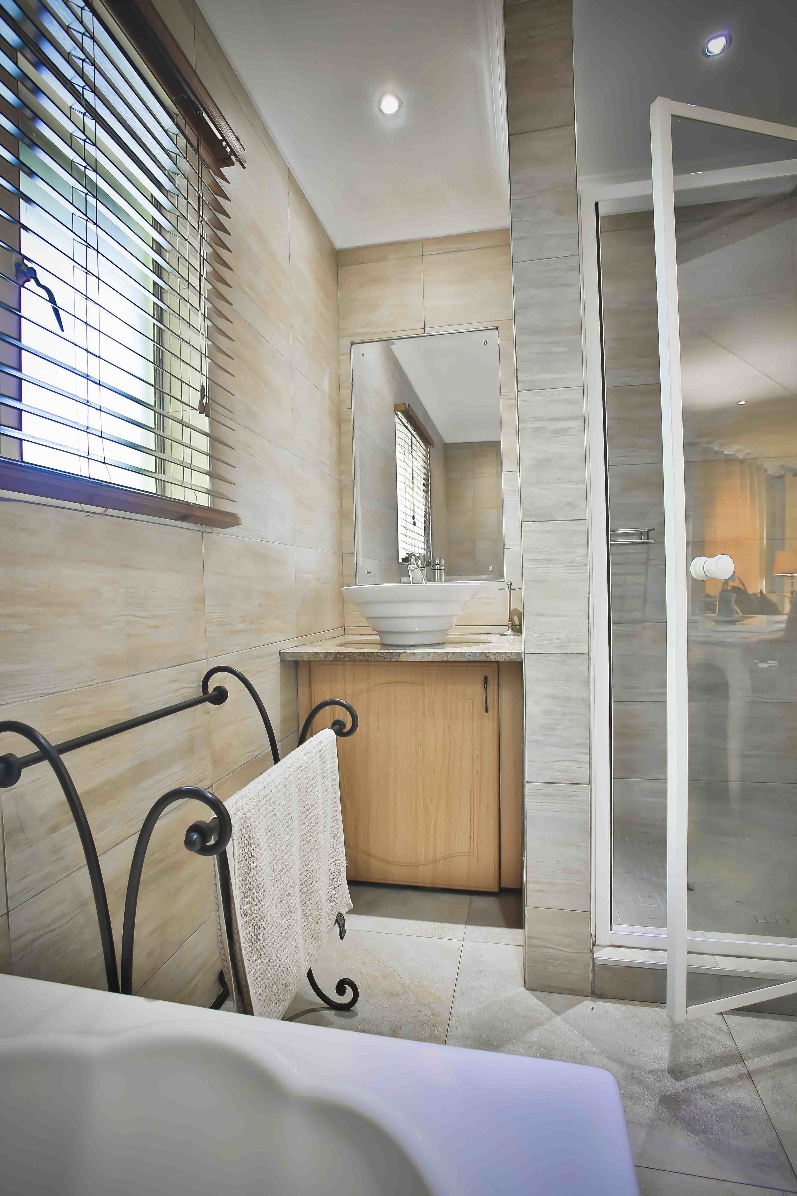 Un baño moderno con bañera, tocador con espejo y zona de ducha.