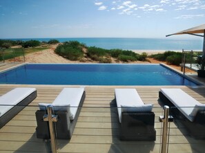 Outdoor pool, pool umbrellas, sun loungers - Eco Beach Wilderness Retreat (Roebuck)
