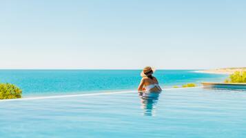 Piscine extérieure, parasols de plage, chaises longues