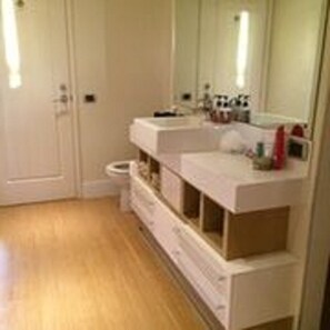 Shower, free toiletries, towels