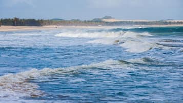 Pantai di sekitar dan pasir putih