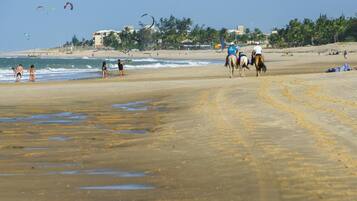 Una playa cerca, arena blanca