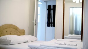 Minibar, safe på rommet, skrivebord og lydisolert