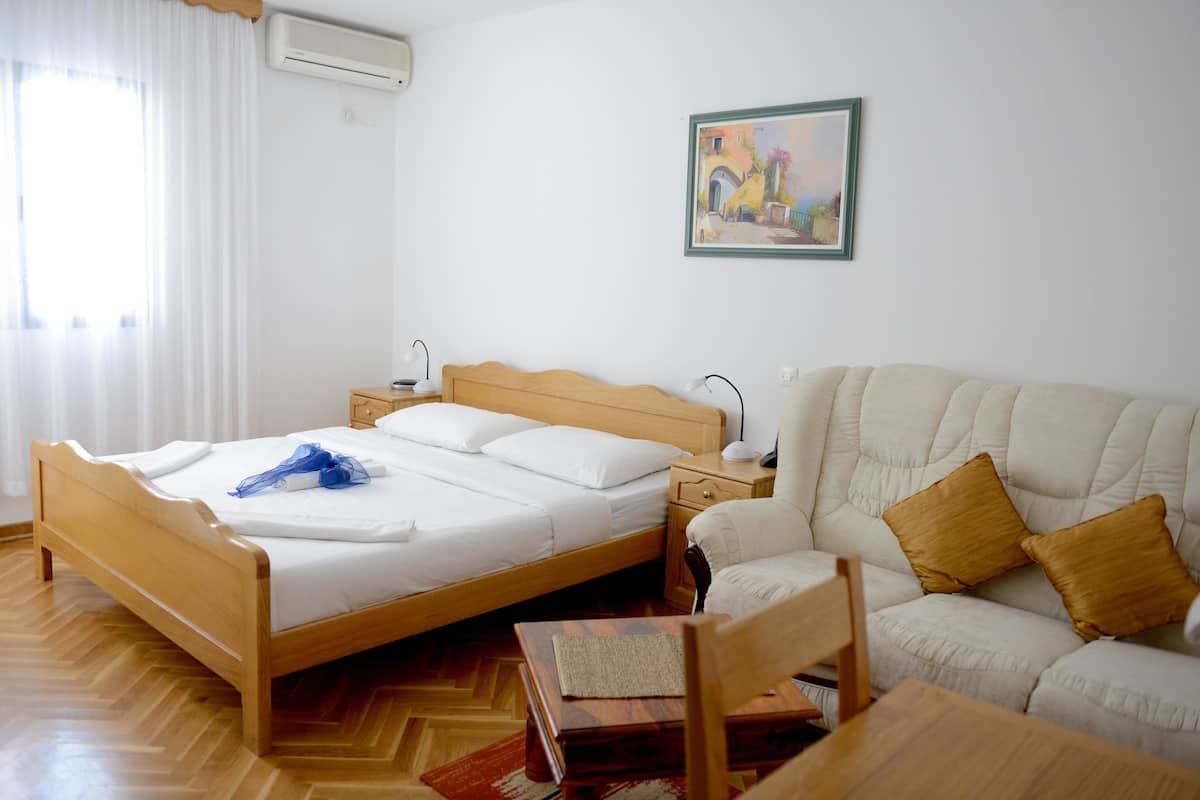 Triple Room | Minibar, in-room safe, desk, soundproofing