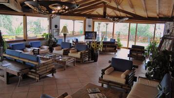 Área de estar no saguão