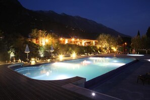 Outdoor pool - Hotel Sailing Center (Malcesine)