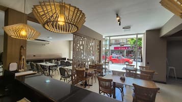 Café da manhã com buffet grátis todos os dias