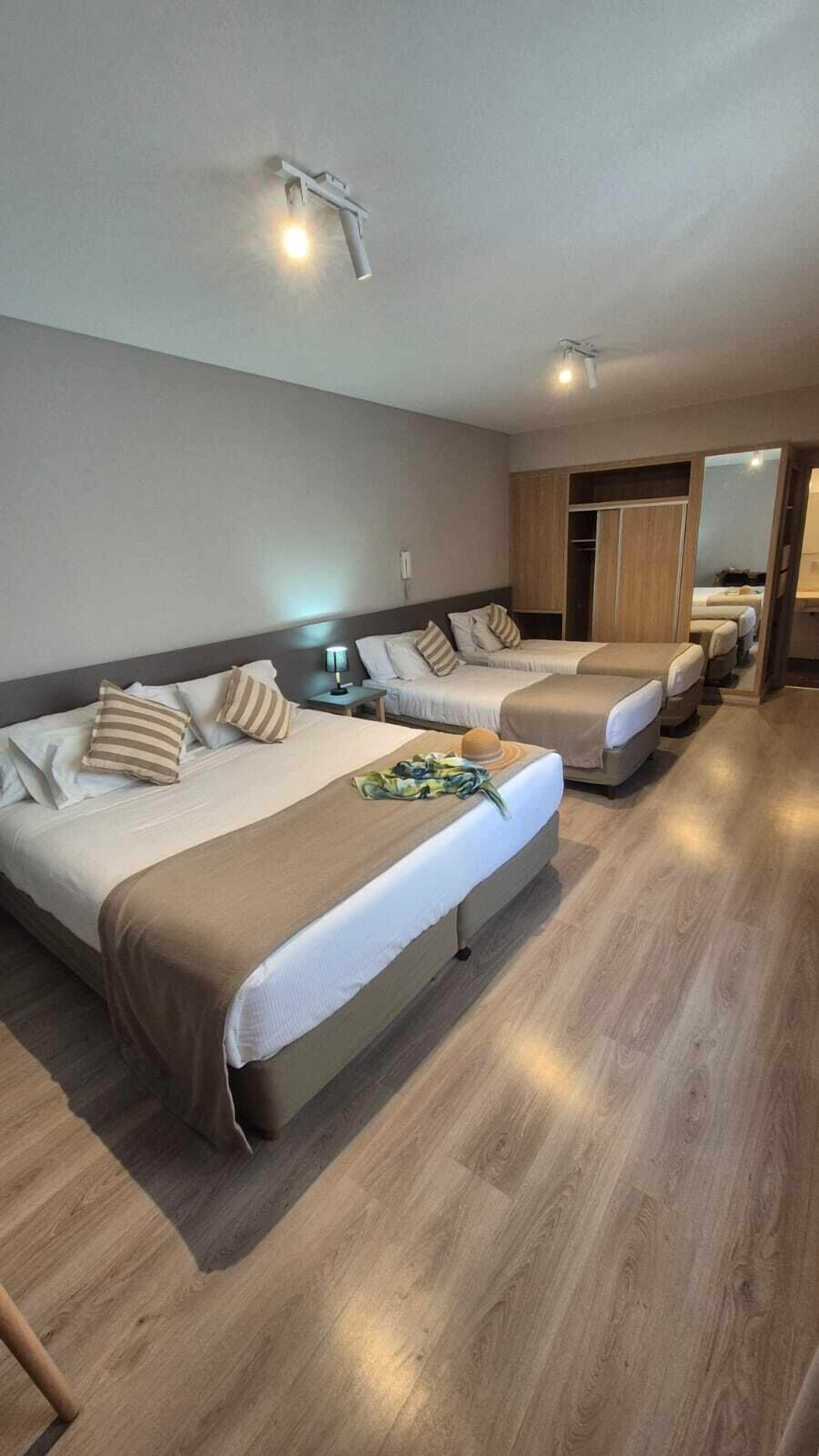 Habitación Cuadruple | Minibar, caja fuerte, ropa de cama