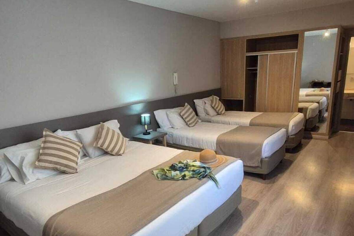 Habitación Cuadruple | Minibar, caja fuerte, ropa de cama