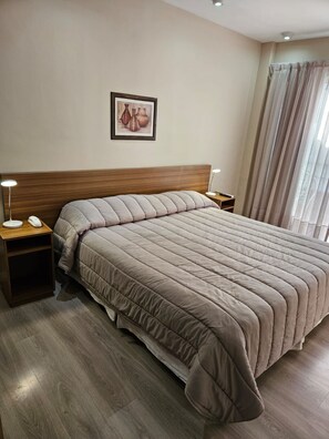 Minibar, caja de seguridad en la habitación y ropa de cama 