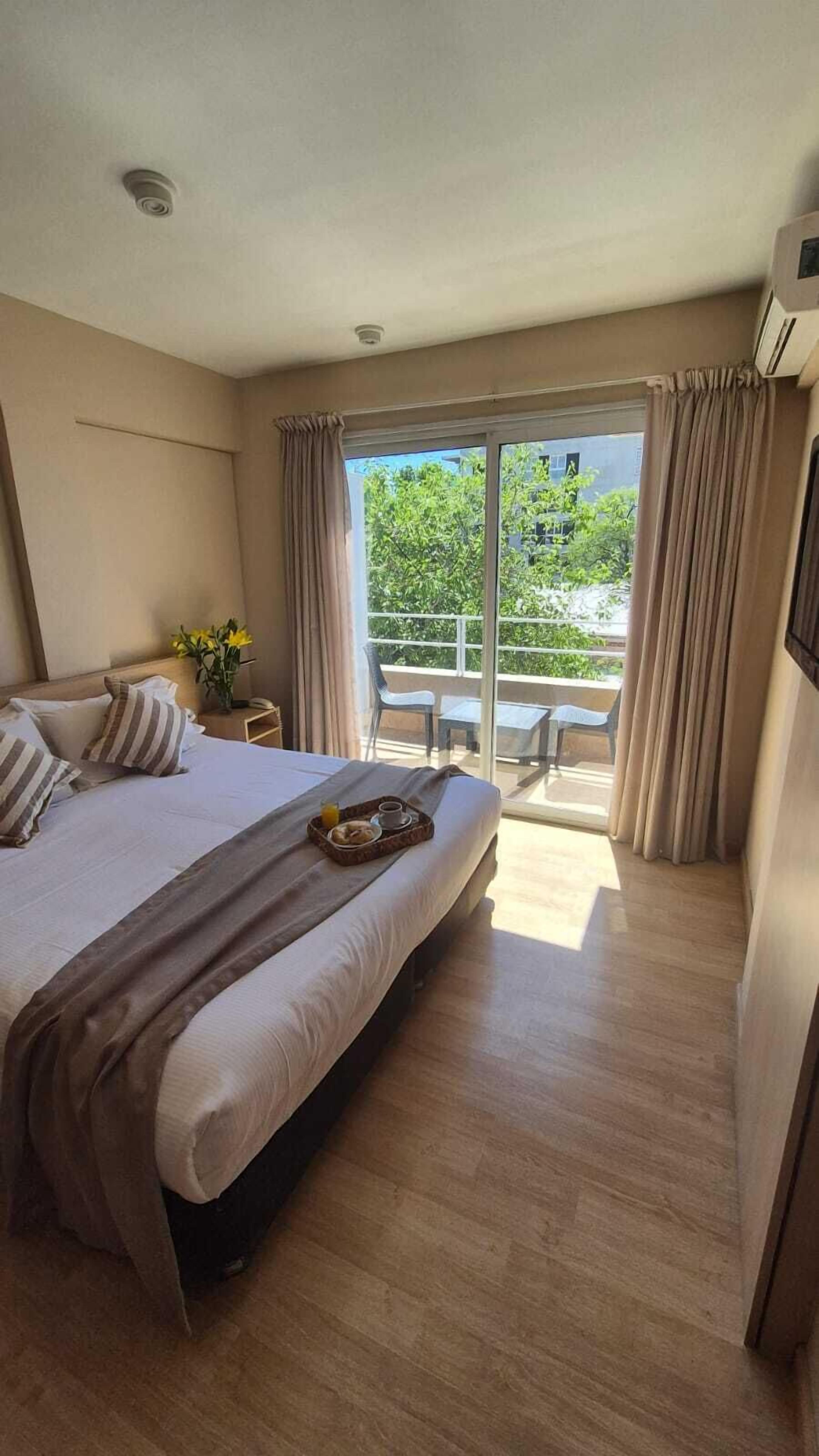 Habitación Doble | Minibar, caja fuerte, ropa de cama