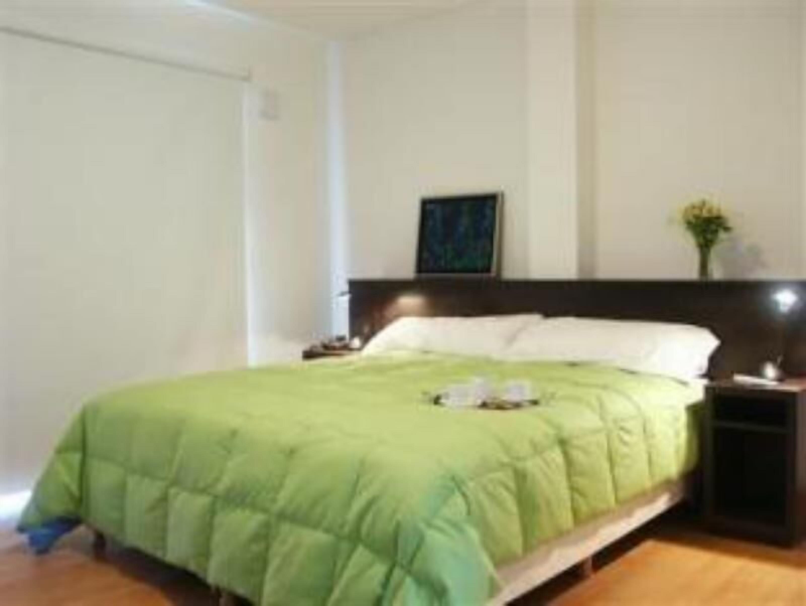 ميني بار وخزنة داخل الغرفة وملاءات أسرّة