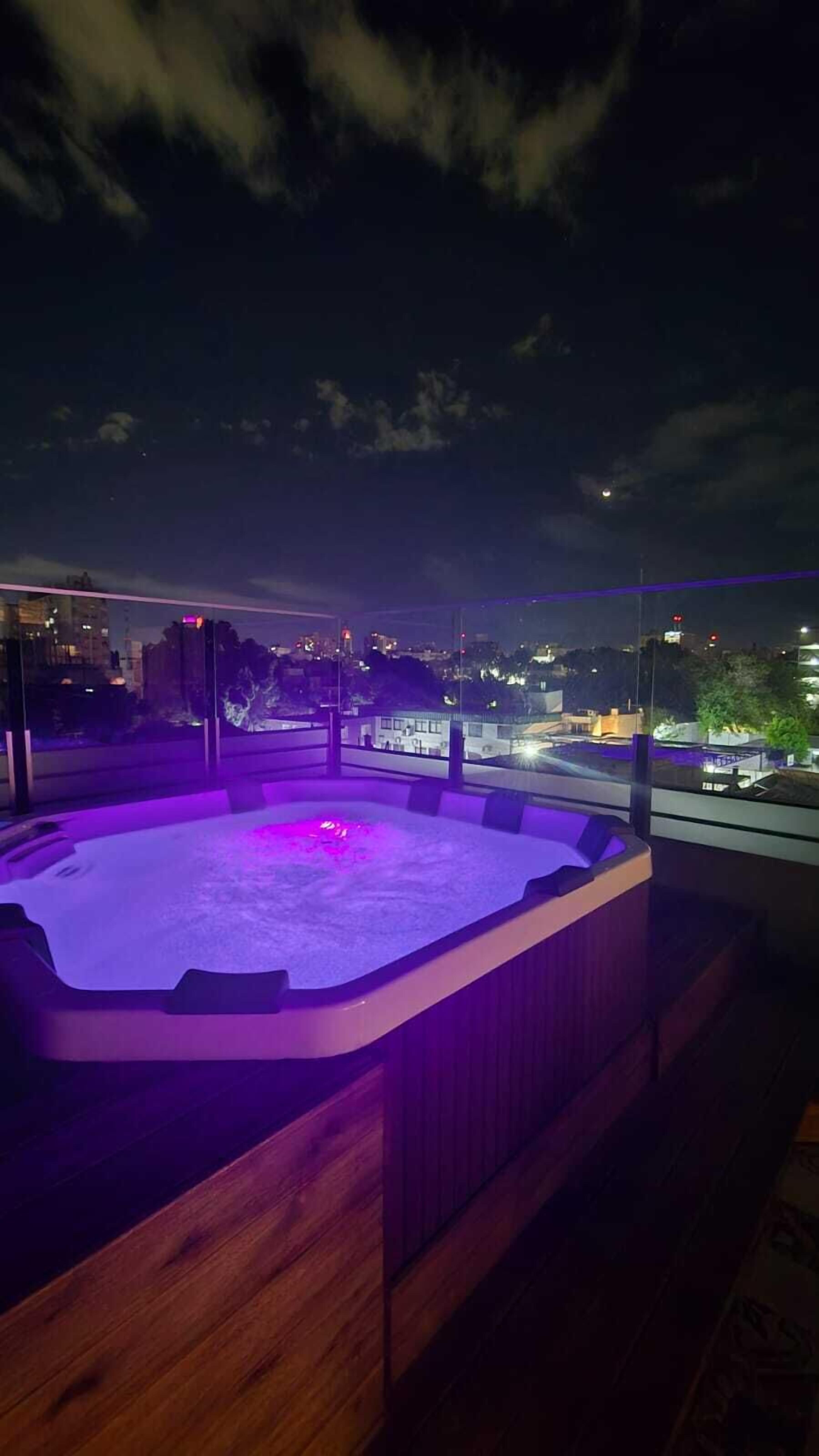 Un sauna, una bañera de hidromasaje, baño turco