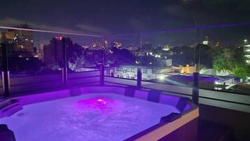 Un sauna, una bañera de hidromasaje, baño turco