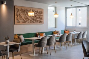 3 restaurantes, se sirve almuerzo 