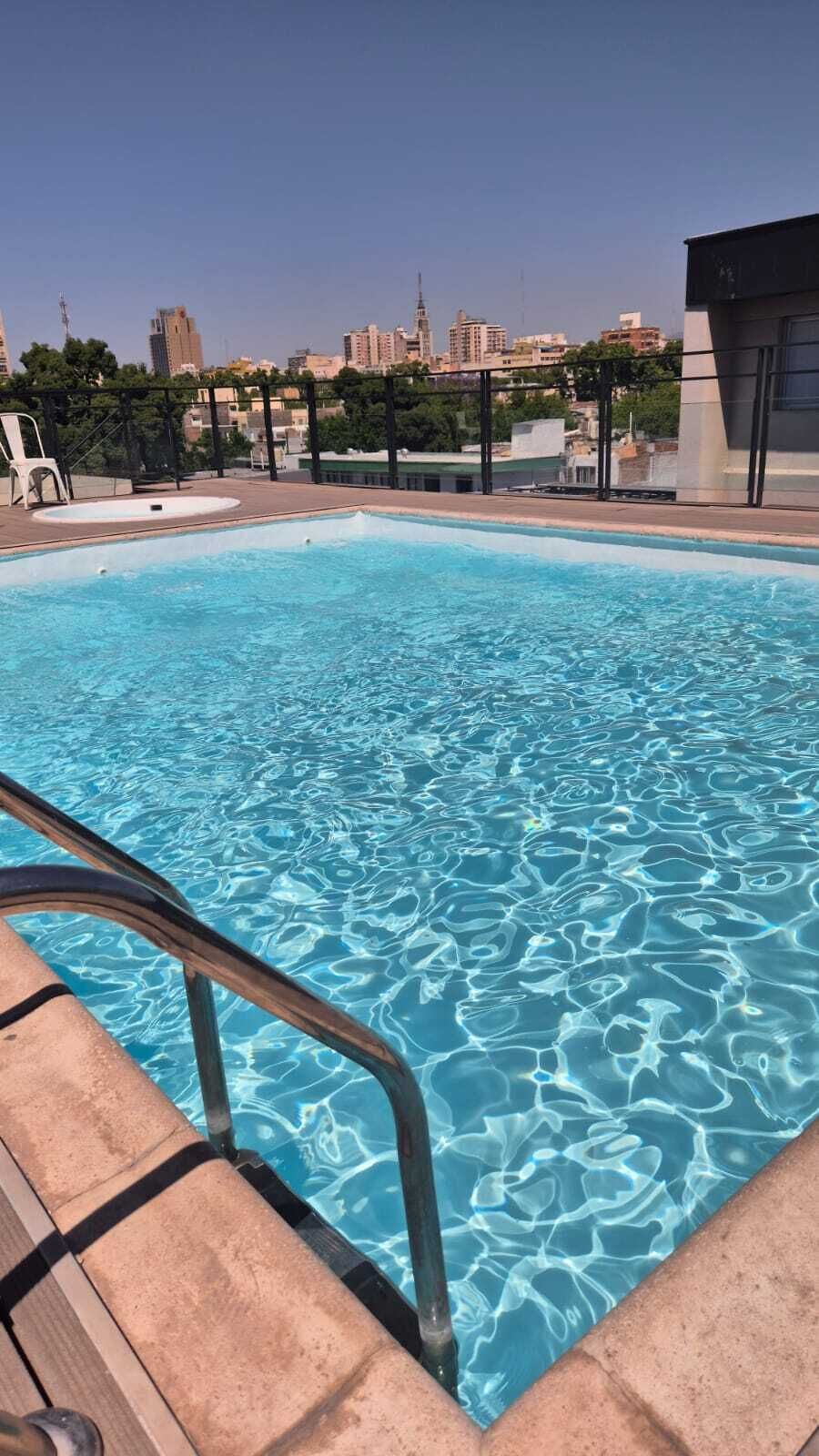 Una piscina al aire libre de temporada (de 09:00 a 21:00), tumbonas