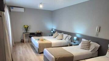 Minibar, caja de seguridad en la habitación y ropa de cama