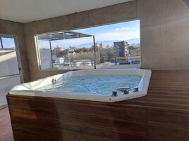 Indoor spa tub